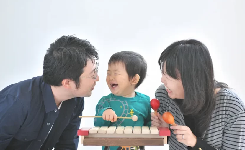 満面の笑みのパパとママと子ども、家族で見つめあっている