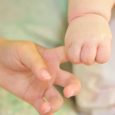 赤ちゃんと子どもの手